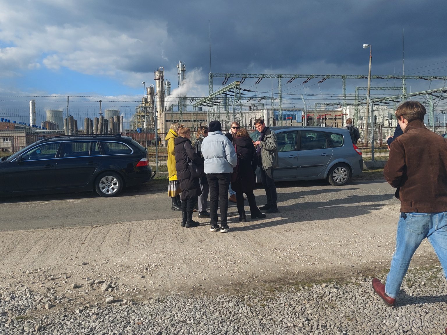 Grupa ludzi stoi przy ulicy