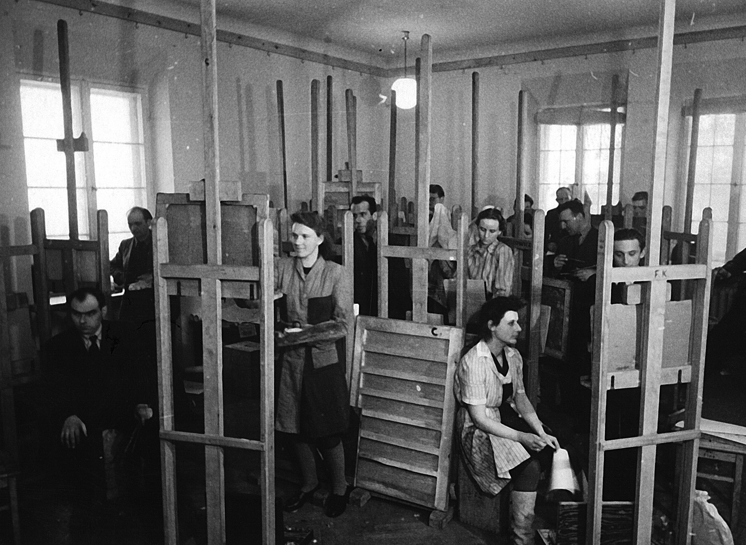 Pracownia malarska na ul. Myliwieckiej. Fotografia z około 1946 roku