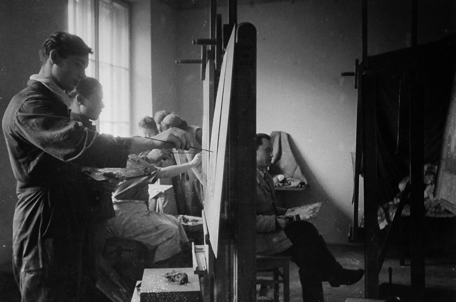 Pracownia malarska na ul. Myliwieckiej. Fotografia z około 1946 roku