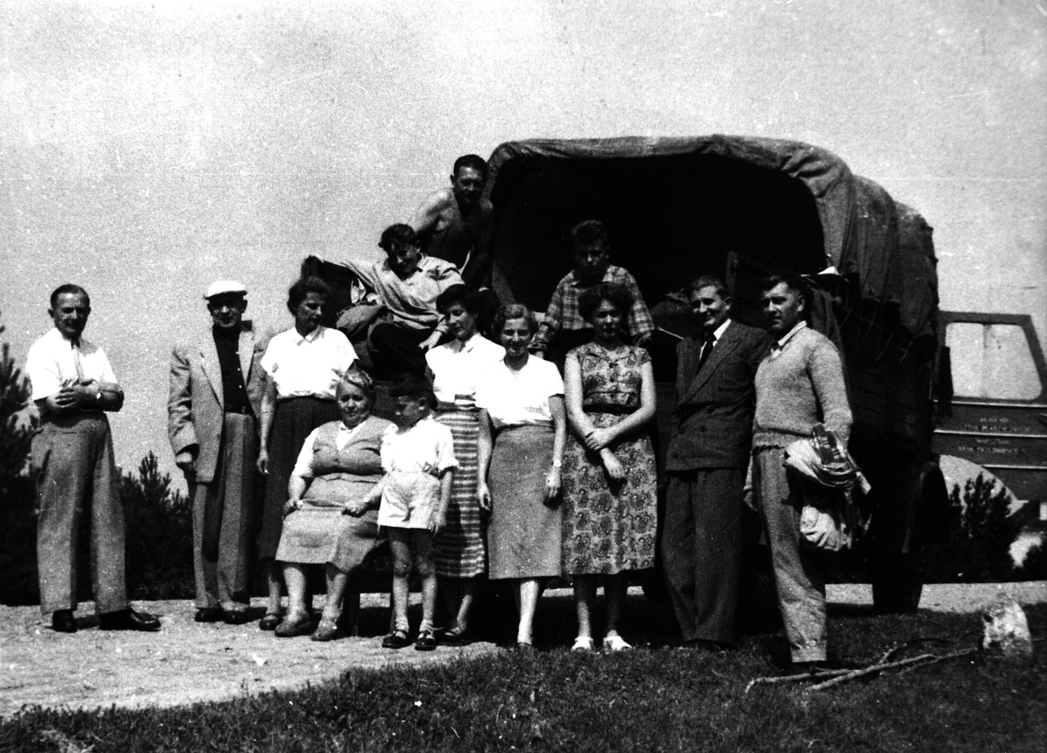 Ciężarówka ASP w drodze na plener. Lata pięćdziesiąte. M. in.: A. Garyga, Heppner, Fr. Kujawa (woźna), Ewa Maciągowa z dzieckiem