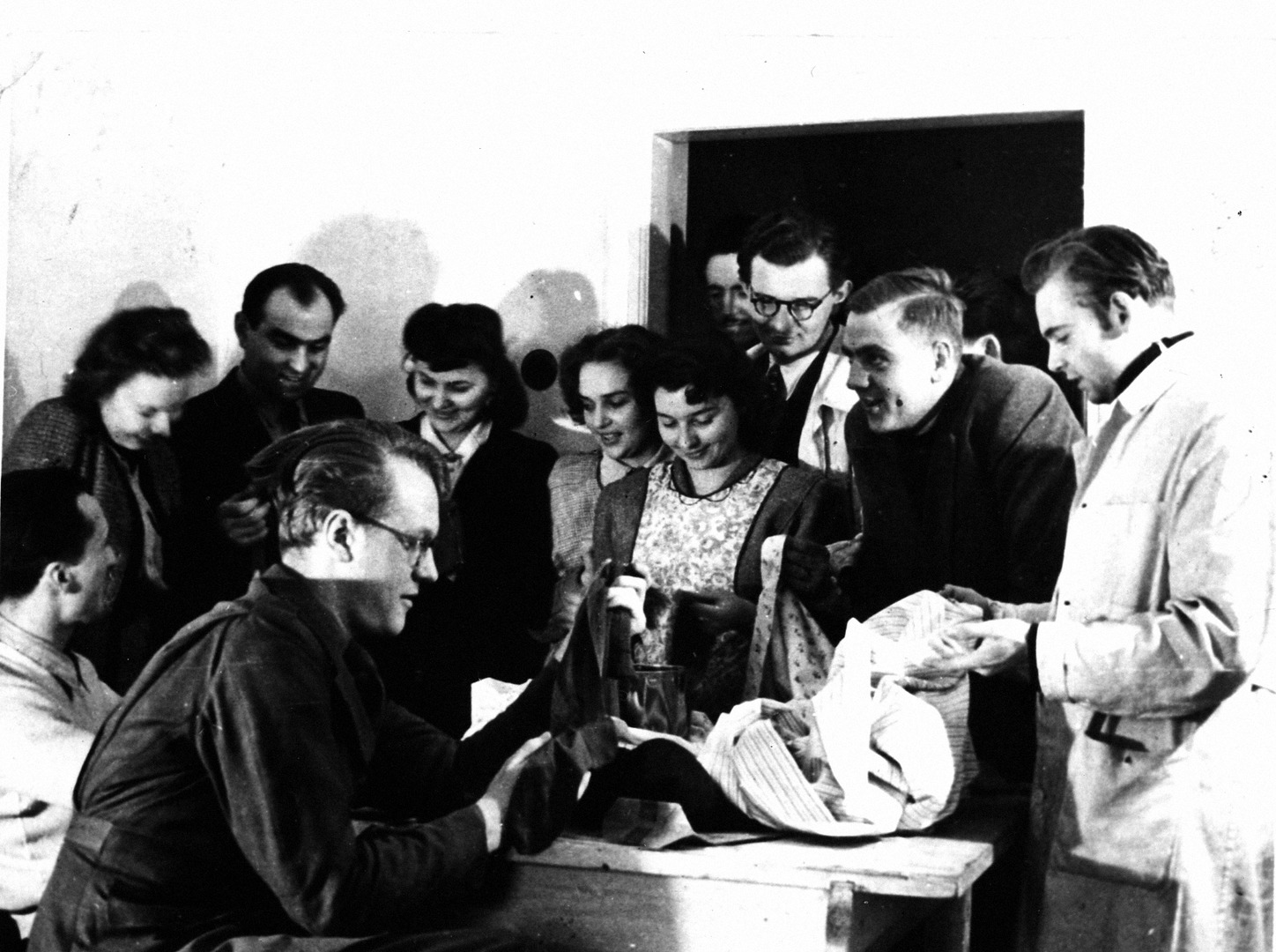 Rozdział darów UNRA dla studentów ASP. Lata czterdzieste. M. in.: Szymon Kobyliński (siedzi na pierwszym planie), Karol Zieliński, Julian Pałka, Ludwika Kozdroń, Kazimiera Słomowska, Kalina Haciewicz, Danuta bąkowska, Witold Wiśniewski, Jan Mierniewicz, Kazimierz Podlasiecki (?)