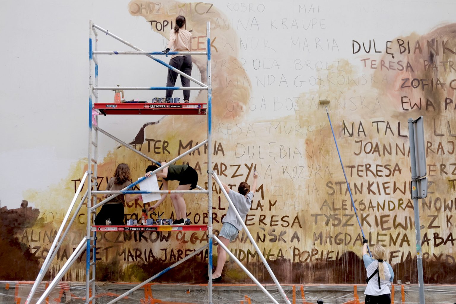 artystk_przy_realizacji_swojego_muralu