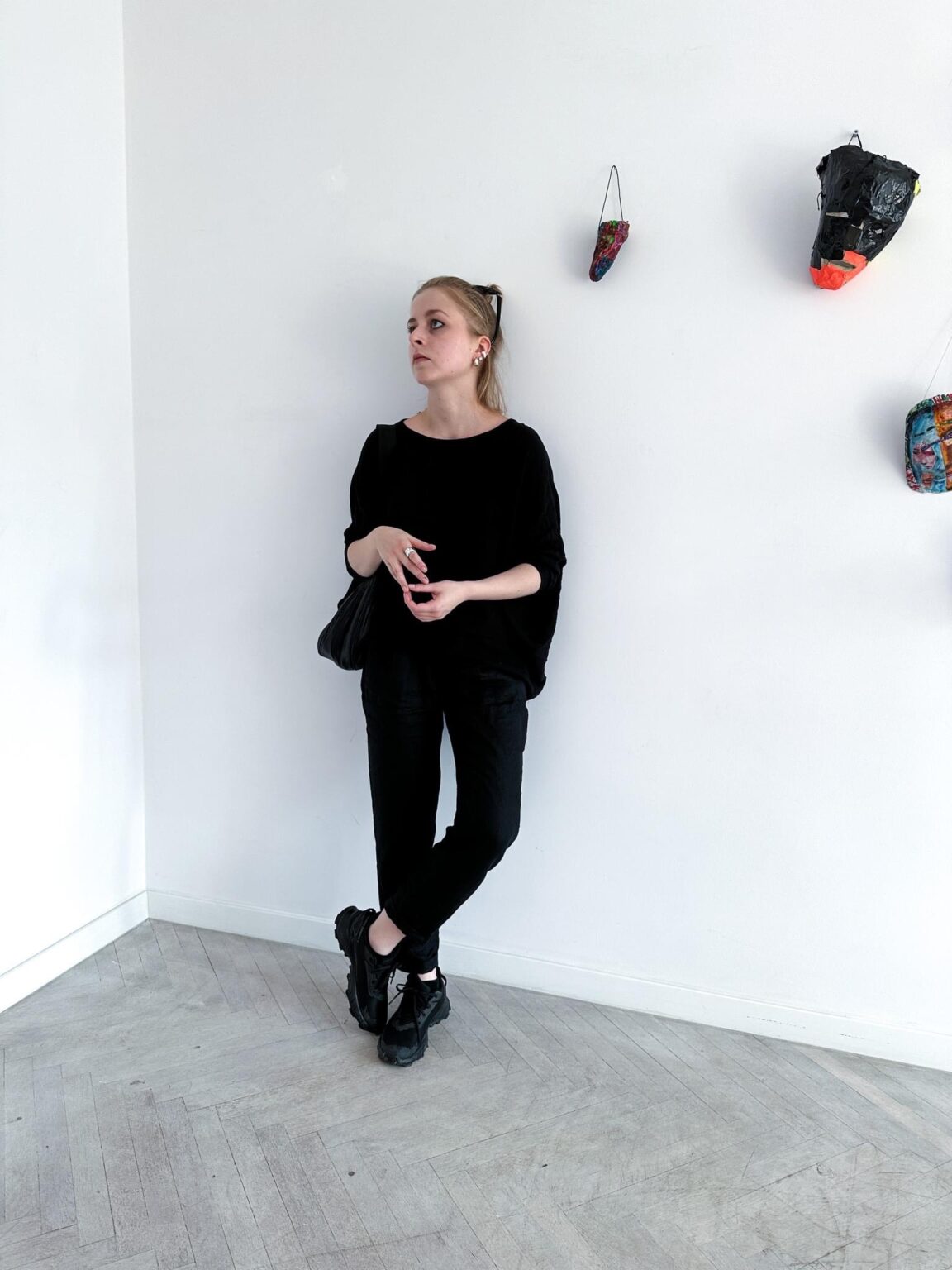 Anna Radzimińska na tle ekspozycji swoich prac, fot. Konrad Ciszkowski