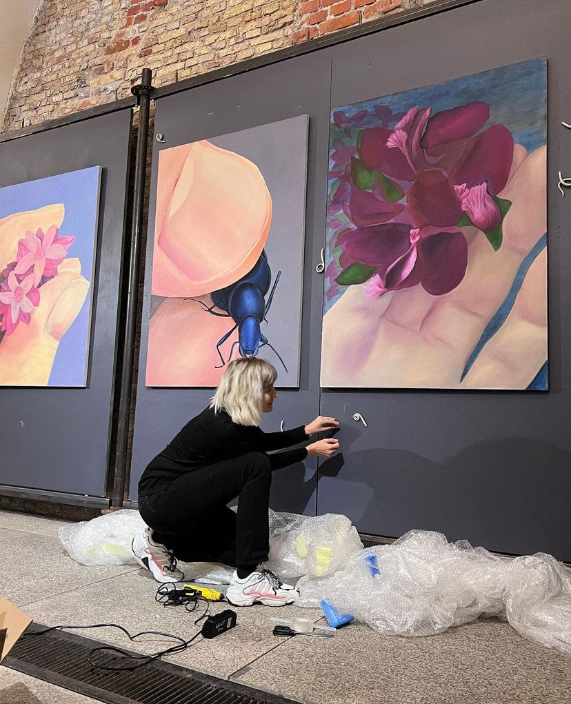 Katarzyna Sporn-Mielczuk wieszającą ekspozycję swoich prac