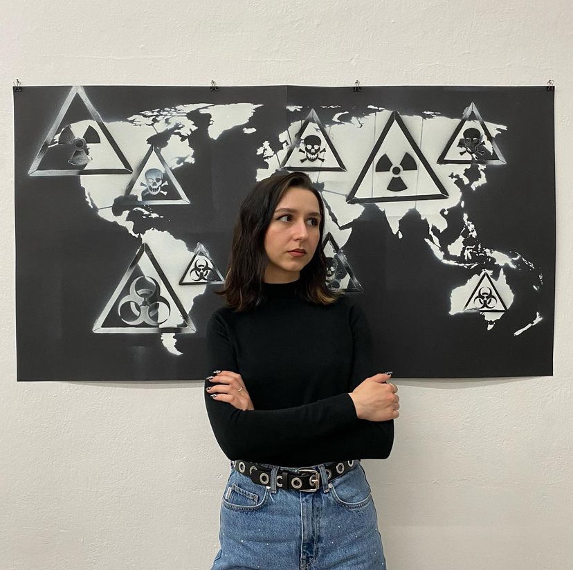 artystka na tle obrazu