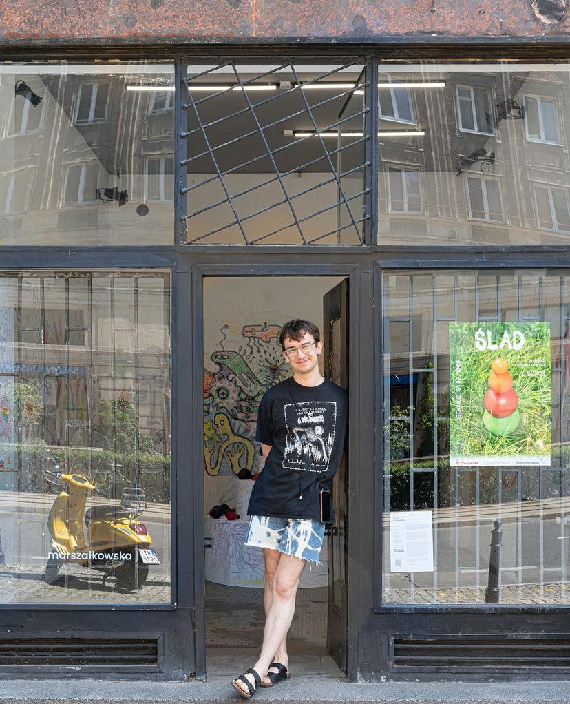 artysta przed witryną