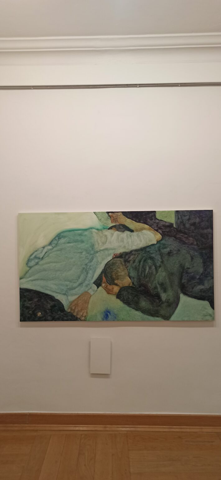 widok wystawy, obraz z dwiema leżącymi postaciami