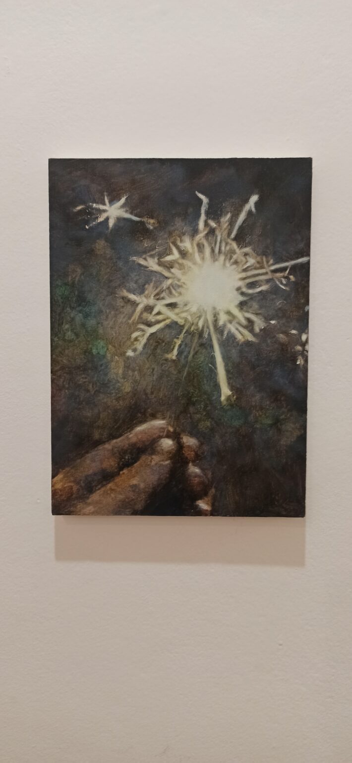 widok wystawy, zimne ognie trzymane w dłoni