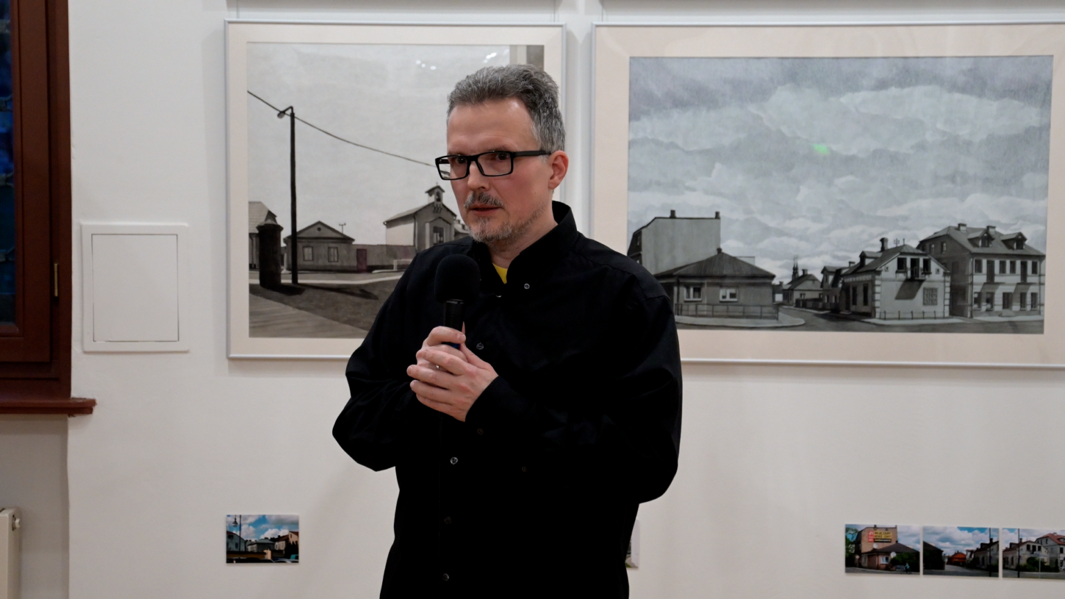 Michał Borys na tle wystawy