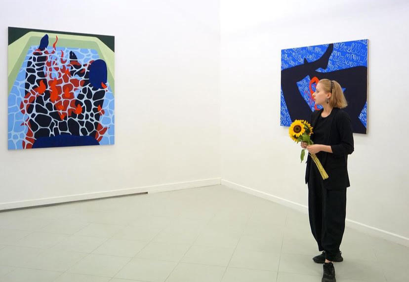 Anna Radzimińska na tle swoich obrazów