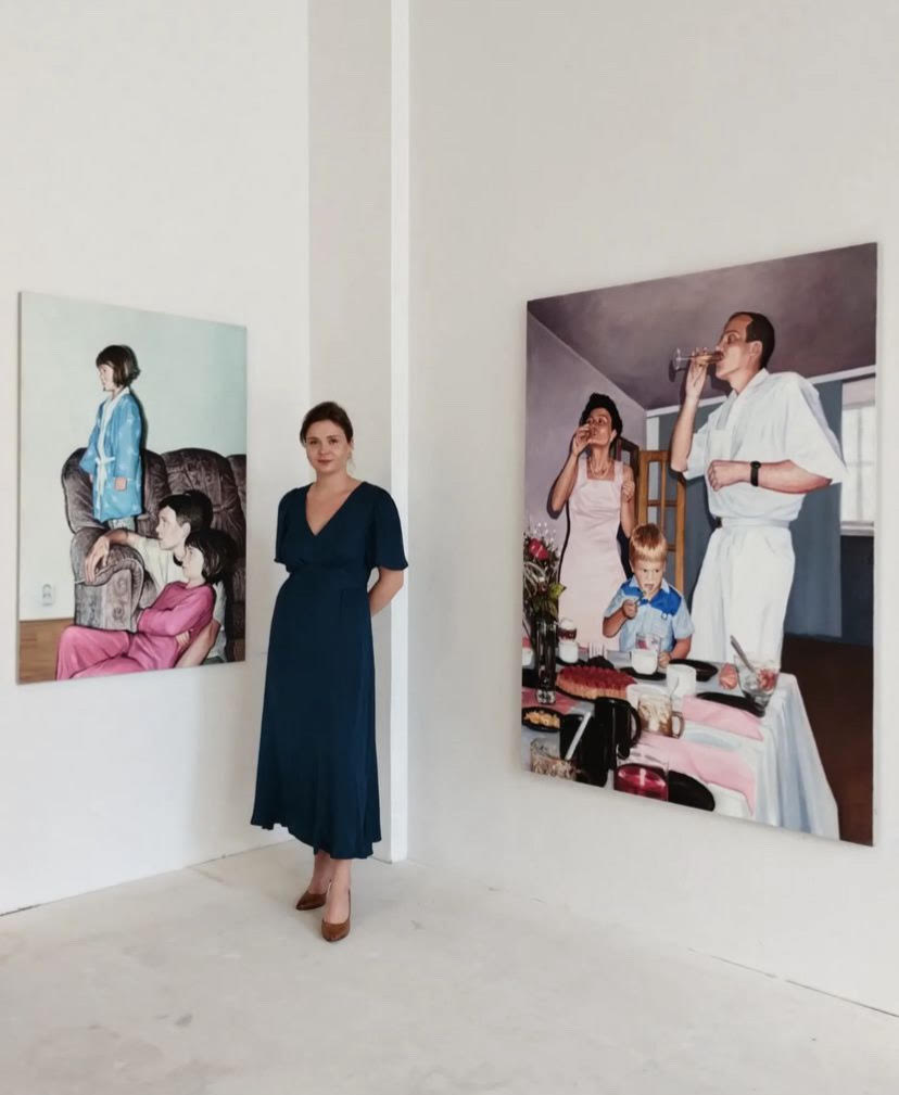 Aleksandra Nowicka na swojej wystawie dylowej