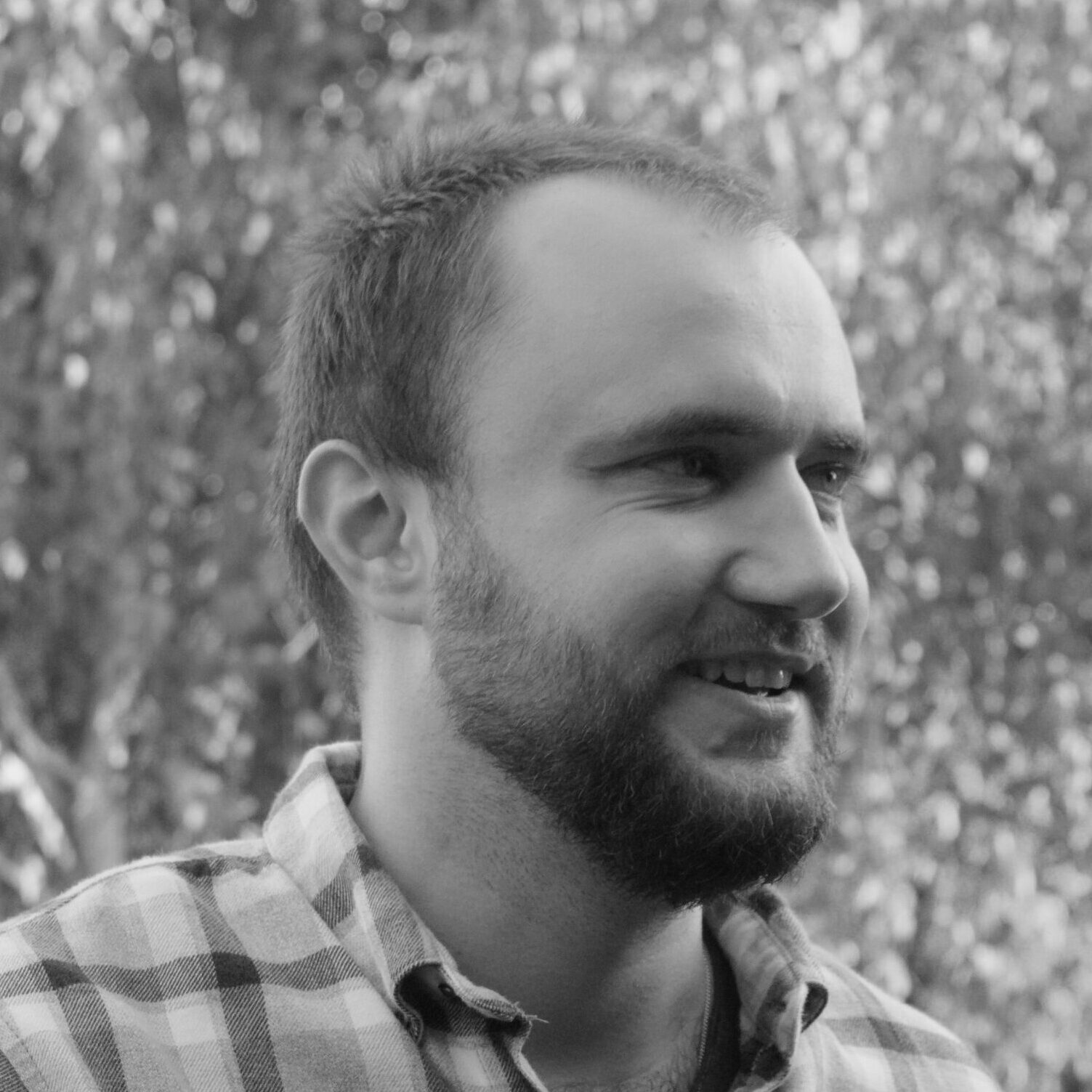 zdjęcie portretowe Marcina Kozłowskiego w tonacji czarno-białej