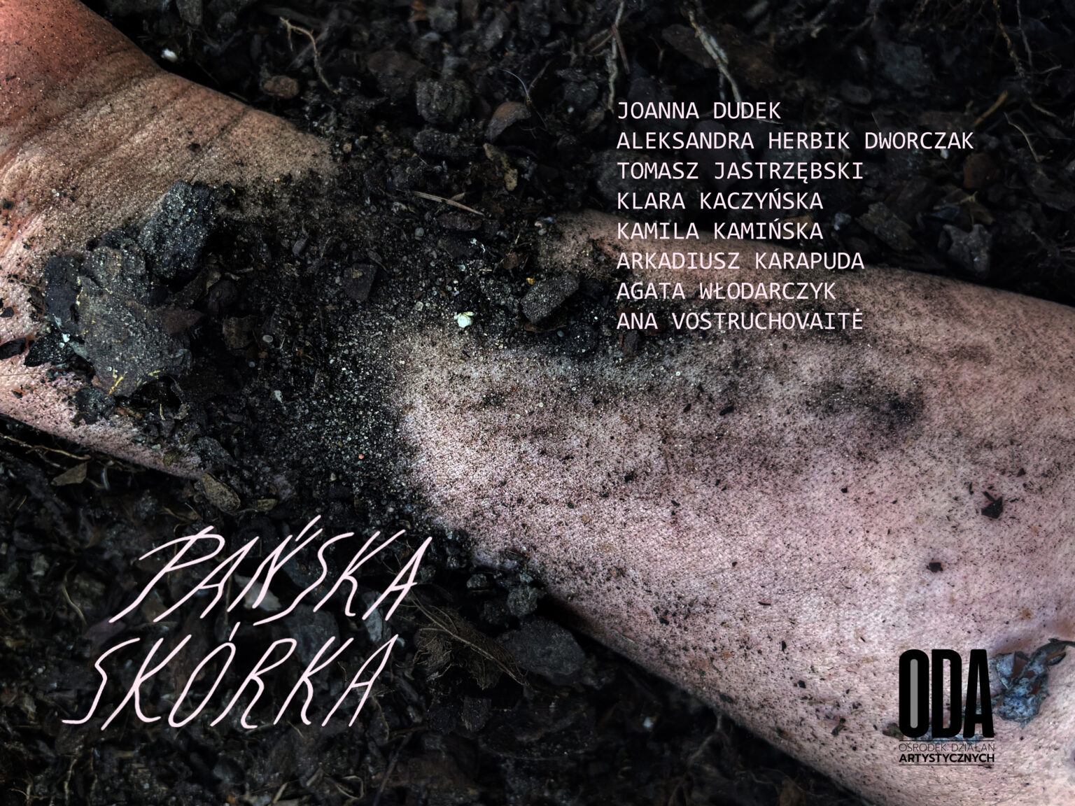 Plakat z informacją o wystawie na tle z organicznego motywu o nieokreślonej formie