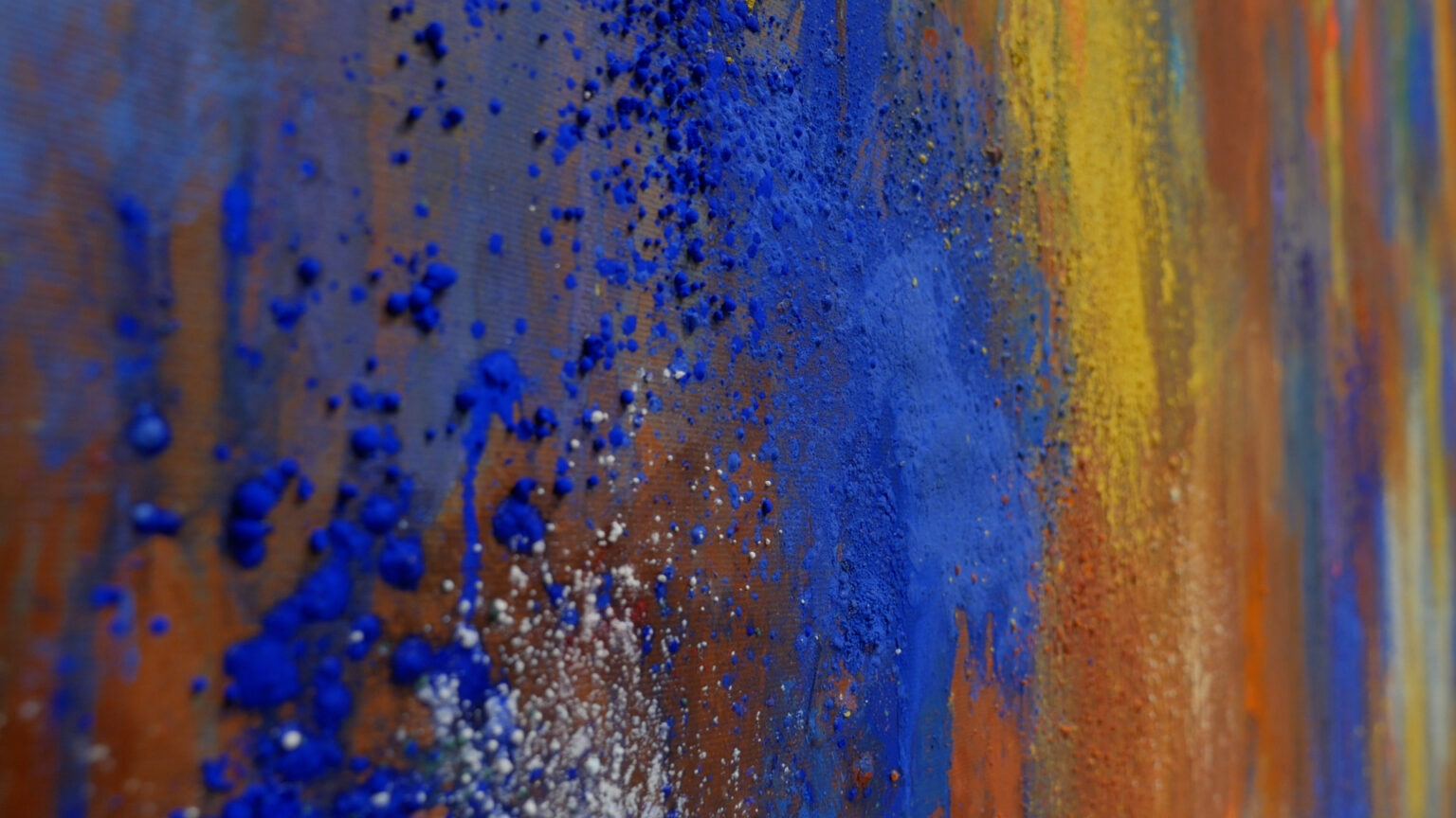 detal obrazu Sylwestra Piędziejwskigo z ulramatyną, oranżem i żółcienią