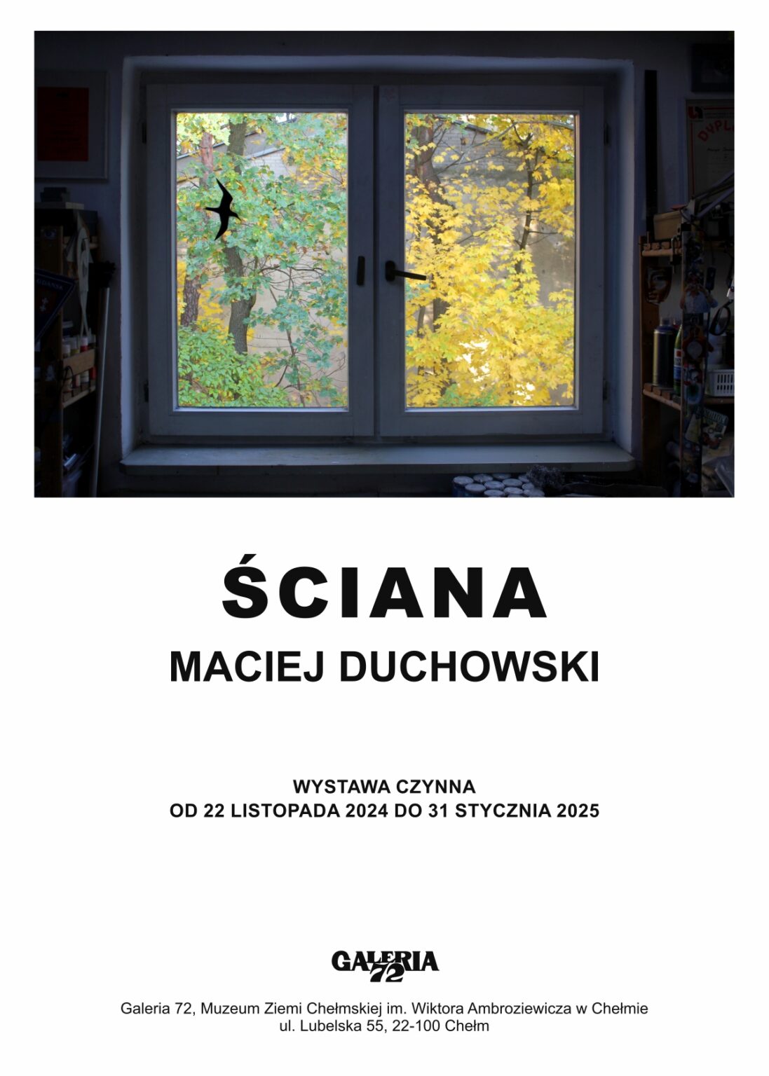 Okno pracowni wychodzące na jesienny ogród, tekst zaproszenia poniżej