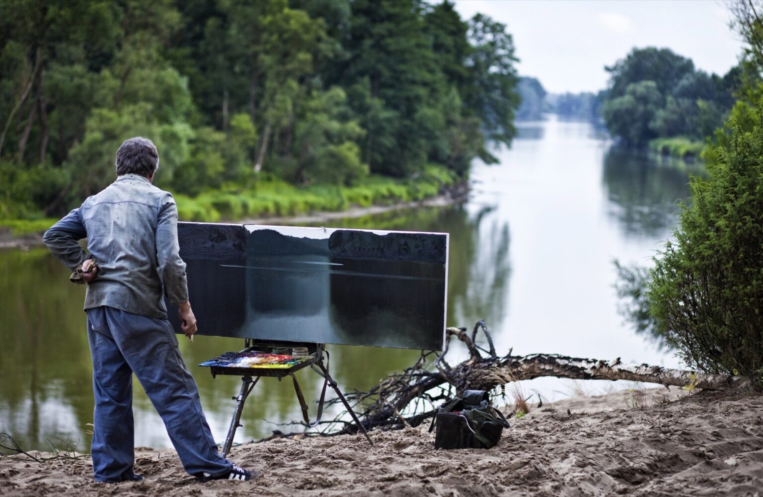 Stanisław Baj malujący nad Bugiem