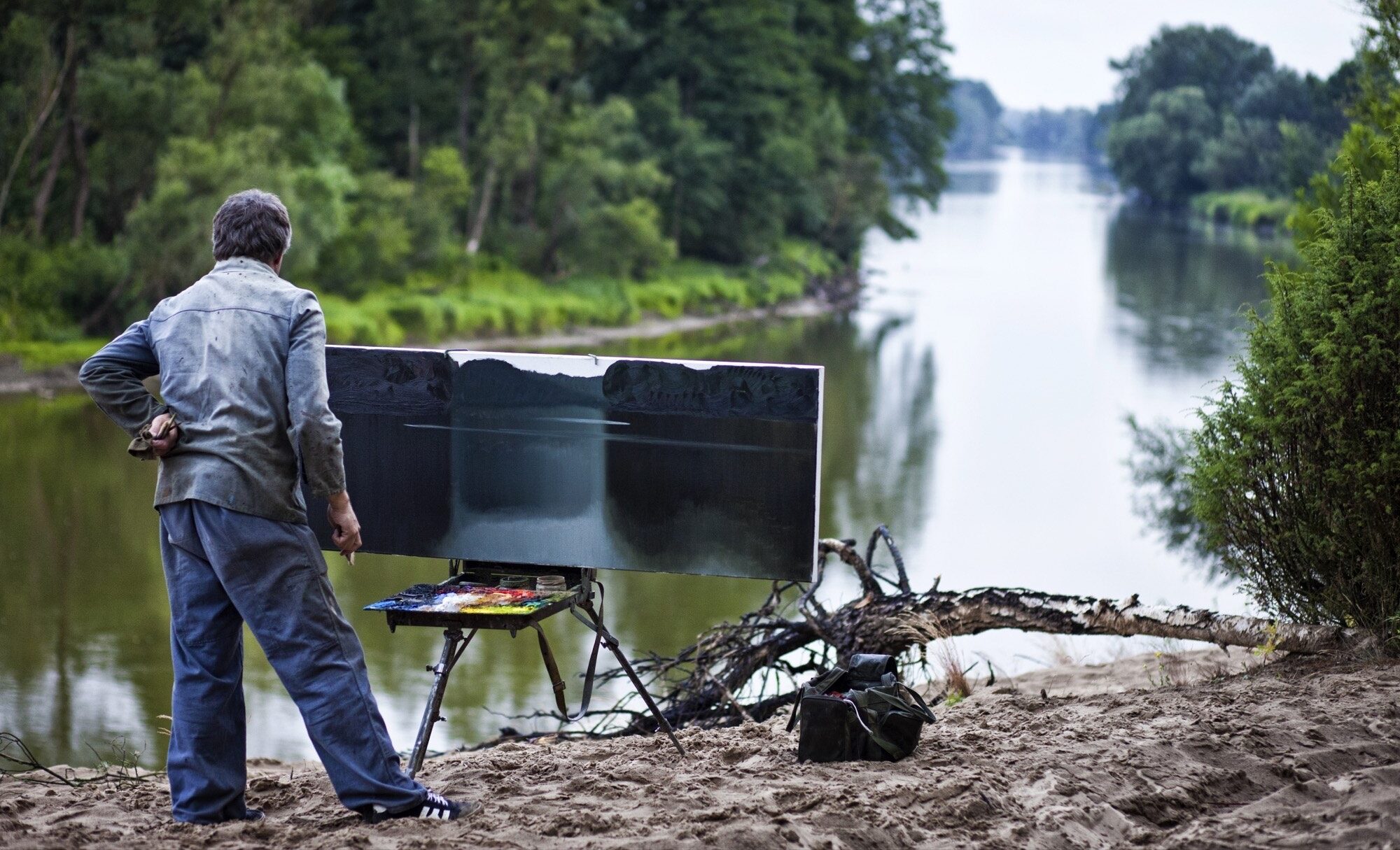 Stanisław Baj malujący nad Bugiem