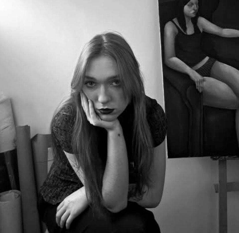 Anna Laskowska w pracowni na tle swojego obrazu